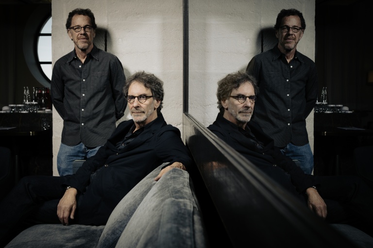 Le réalisateur américain Ethan Coen (à gauche) et son frère Joel Coen (à droite) posent avant de recevoir le Prix Lumière 2026 à Lyon, dans le centre-est de la France, le 15 octobre 2026