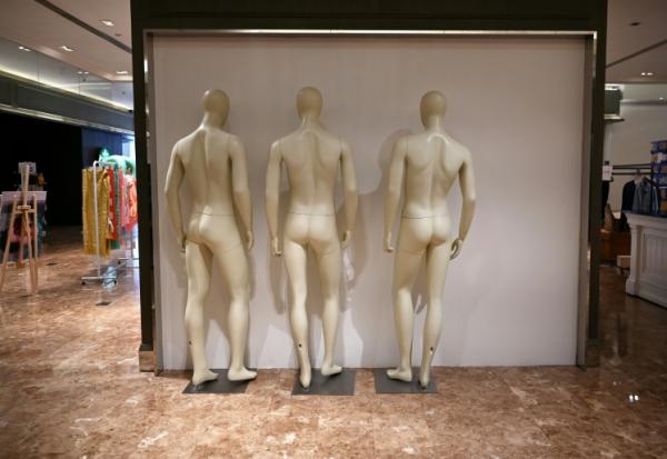 Des mannequins dans les Galeries Lafayette la veille de le fermeture du magasin de Pékin, en Chine, le 26 mai 2026