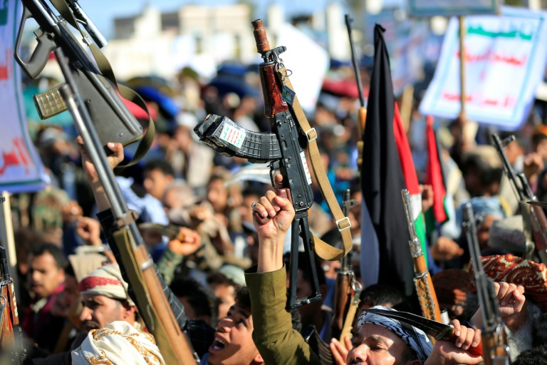 Des Houthis brandissent leurs armes lors d'un rassemblement de solidarité avec l'Iran, à Sanaa, au Yémen, le 27 mars 2026