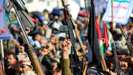 Des Houthis brandissent leurs armes lors d'un rassemblement de solidarité avec l'Iran, à Sanaa, au Yémen, le 27 mars 2026