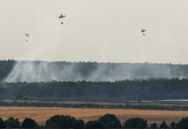 Des hélicoptères luttent contre un incendie de forêt à Guardo, le 18 août 2025 en Espagne