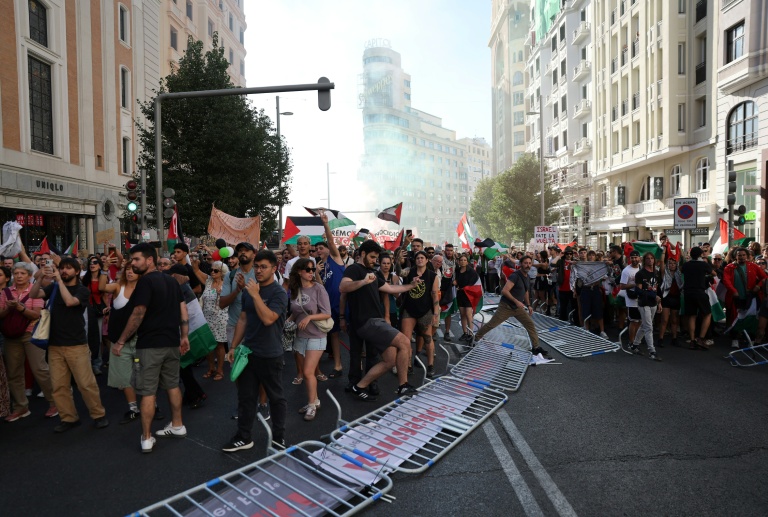 Des manifestants propalestiniens envahissent la rue pendant la 21e et dernière étape du Tour d'Espagne cycliste, le 14 décembre 2025 à Madrid