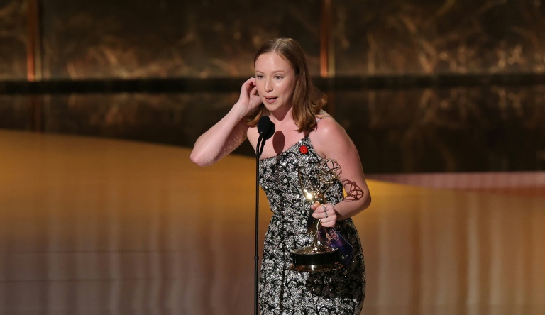 L'actrice américaine Hannah Einbinder sur la scène des Emmy Awards, le 14 septembre 2025 à Los Angeles