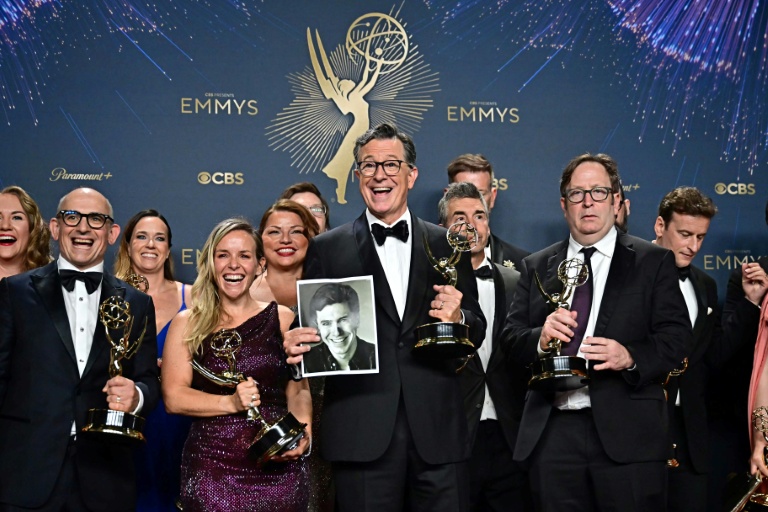 L'auteur américain Stephen Colbert (au centre) pose avec son Emmy Awart, le 14 septembre 2025 à Los Angeles