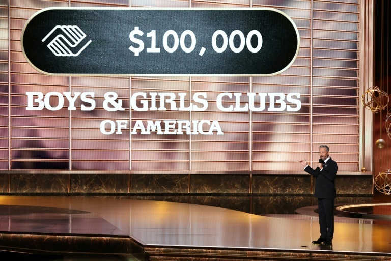 Le maître de cérémonie Nate Bargatze sur la scène des Emmy Awards, le 14 septembre 2025 à Los Angeles