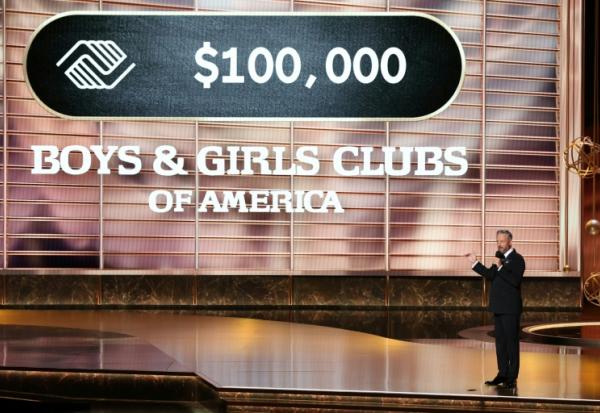 Le maître de cérémonie Nate Bargatze sur la scène des Emmy Awards, le 14 septembre 2025 à Los Angeles