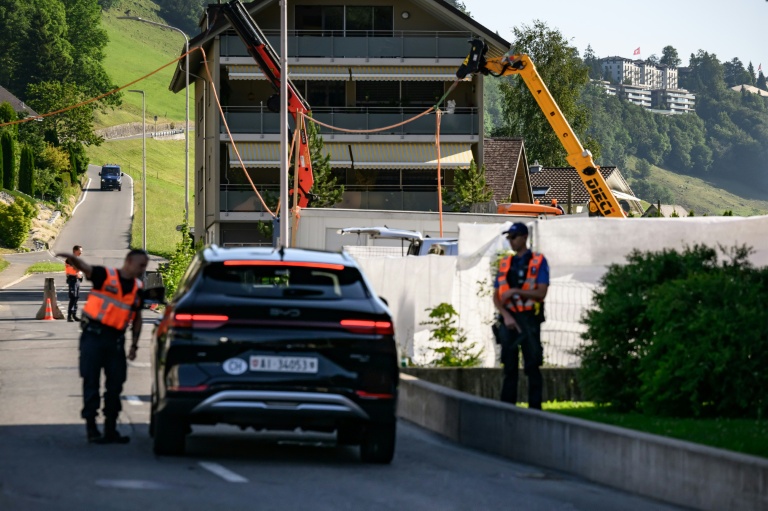La police suisse sécurise l'accès au complexe hôtelier de luxe du Bürgenstok (en haut à droite), avant les pourparlers de paix entre l'Iran et les Etats-Unis, le 19 juin 2026 