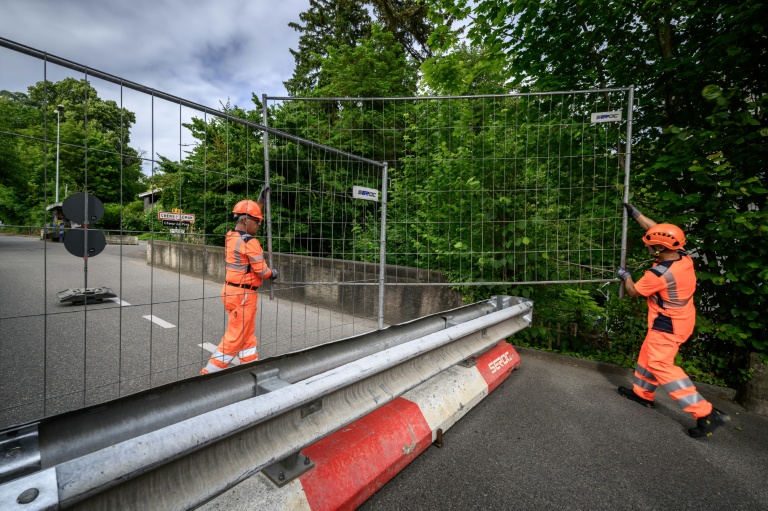 Installation d'une barrière pour fermer la frontière entre Hermance en Suisse et Chens sur Leman en France, avant le sommet du G7 à Evian, le 11 juin 2026