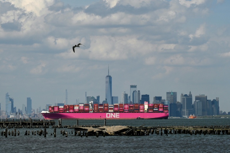 Un porte-conteneurs d'Ocean Network Express (ONE) passe à proximité de Manhattan, à New York, le 3 mai 2025