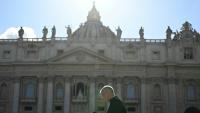 Un prélat passe devant la basilique Saint-Pierre à la veille du début du conclave, place Saint-Pierre au Vatican, le 6 mai 2025
