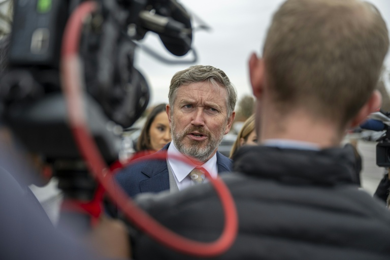 L'élu républicain Thomas Massie s'exprime devant les médias à l'extérieur du Capitole de Washington, le 18 novembre 2025