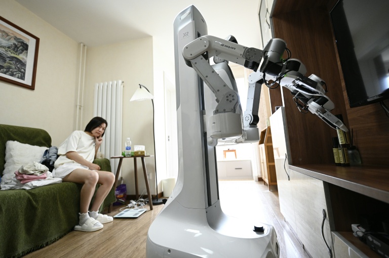 Un robot X Square fait le ménage au domicile d'une cliente, le 21 mai 2026 à Pékin, en Chine