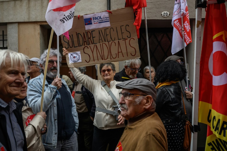Un rassemblement d'organisations syndicales organisé par la CGT contre les mesures les visant, annoncées par Christophe Barthes, maire RN de Carcassonne, à la Bourse du Travail de Carcassonne, le 13 mai 2026