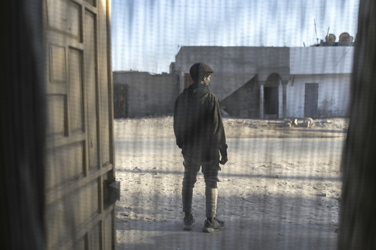 Un migrant pose à Nouadhibou, en Mauritanie, le 22 avril 2026