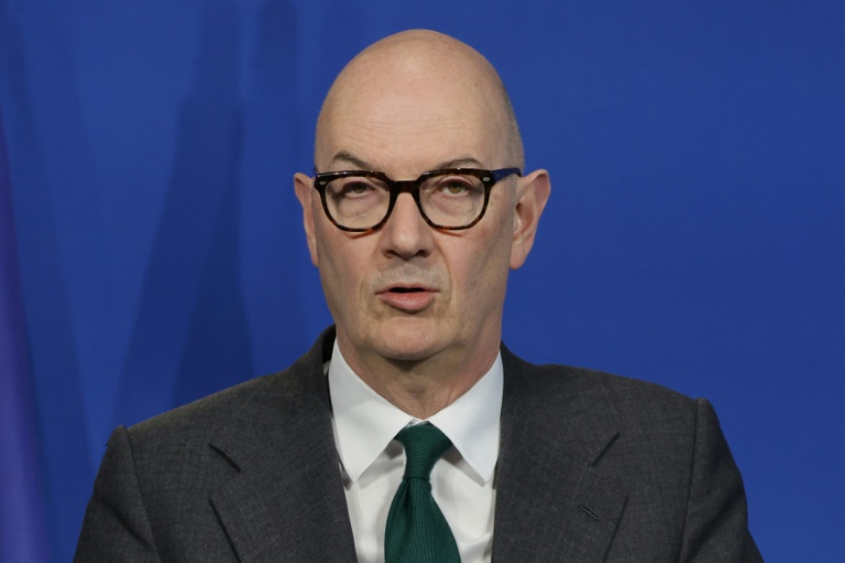 Le ministre français de l'Économie, des Finances et de l'Industrie, Roland Lescure, prononce un discours lors de la présentation d'un plan de soutien des secteurs économiques les plus touchés par la crise énergétique, au ministère de l'Économie, Paris, le 27 mars 2026