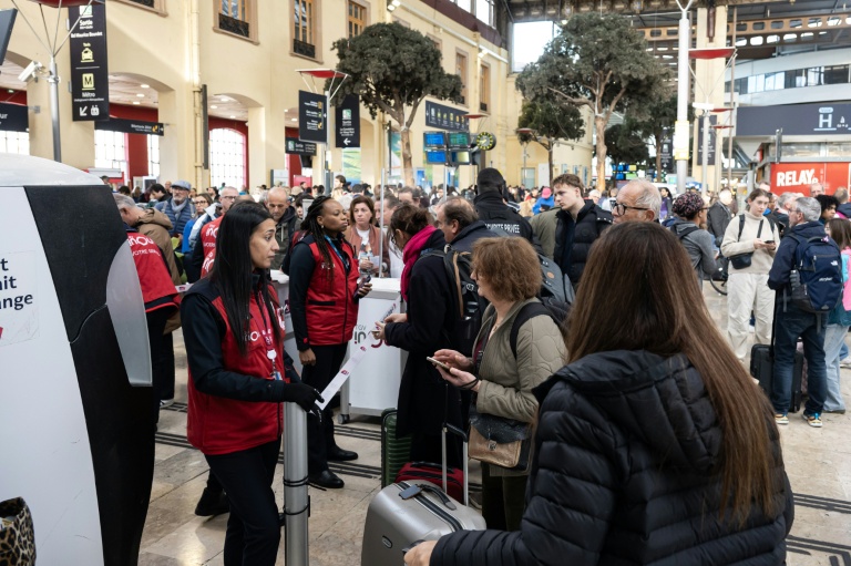 Des voyageurs font la queue à la gare Saint-Charles à Marseille le 27 octobre 2025 pour acheter un autre billet après de nombreuses annulations de TGV en raison d'un acte de vandalisme au sud de Valence