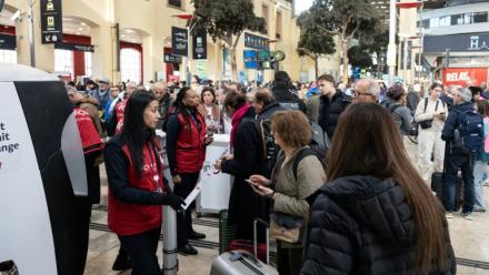 Des voyageurs font la queue à la gare Saint-Charles à Marseille le 27 octobre 2025 pour acheter un autre billet après de nombreuses annulations de TGV en raison d'un acte de vandalisme au sud de Valence