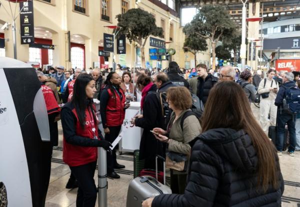 Des voyageurs font la queue à la gare Saint-Charles à Marseille le 27 octobre 2025 pour acheter un autre billet après de nombreuses annulations de TGV en raison d'un acte de vandalisme au sud de Valence