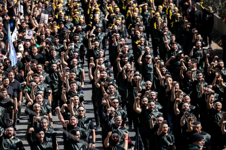 Des partisans chiites libanais du Hezbollah participent à une cérémonie au plus fort de l'Achoura, une période de 10 jours commémorant le meurtre au septième siècle du petit-fils du prophète Mahomet, l'imam Hussein, dans la banlieue sud de Beyrouth, le 6 juillet 2025