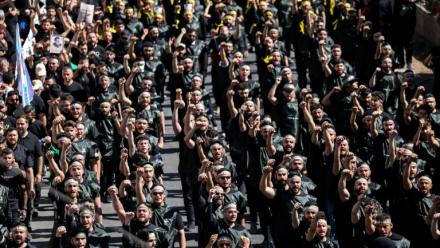 Des partisans chiites libanais du Hezbollah participent à une cérémonie au plus fort de l'Achoura, une période de 10 jours commémorant le meurtre au septième siècle du petit-fils du prophète Mahomet, l'imam Hussein, dans la banlieue sud de Beyrouth, le 6 juillet 2025