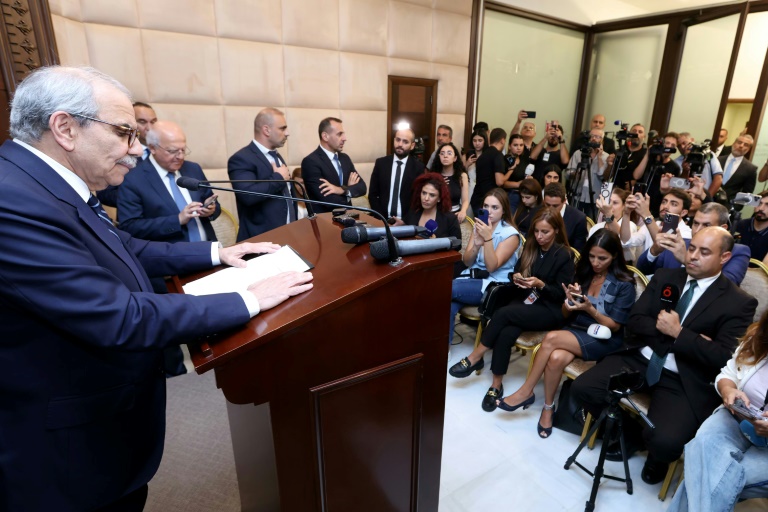 Image fournie par la présidence libanaise du Premier ministre libanais Nawaf Salam devant la presse à Baabda, près de Beyrouth, le 5 août 2025