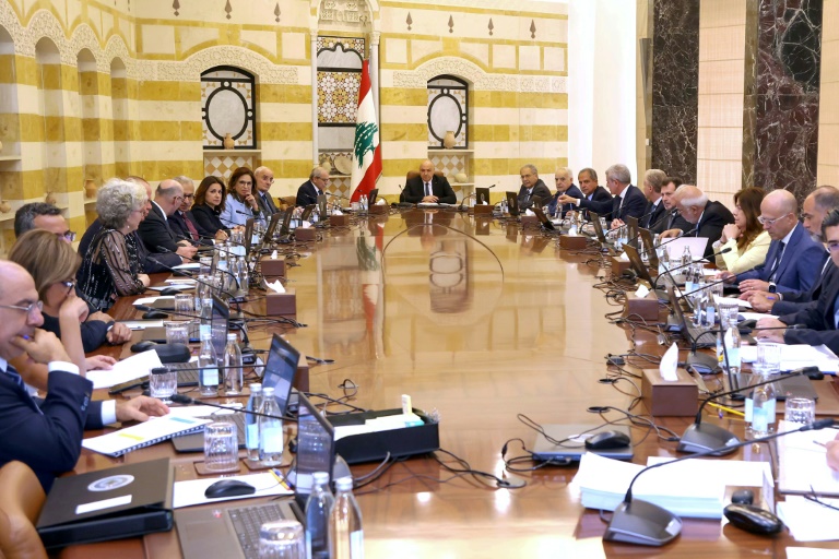 Image fournie par la présidence libanaise du président libanais Joeph Aoun, au centre, présidant une réunion de cabinet sur le désarmement du Hezbollah, au palais présidentiel de Baabda, près de Beyrouth, le 5 août 2025