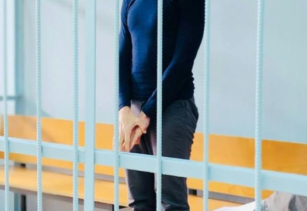 Photo du 23 octobre 2025 publiée par le service de presse unifié des tribunaux de la région de Primorié, montrant le cycliste français Sofiane Sehili, arrêté pour suspicion d'avoir traversé illégalement la frontière russe, dans une salle d'audience après avoir été condamné à une amende de 50 000 roubles (530 euros) puis libéré sans l'avoir payée, dans la colonie extrême-orientale de Pogranitchny