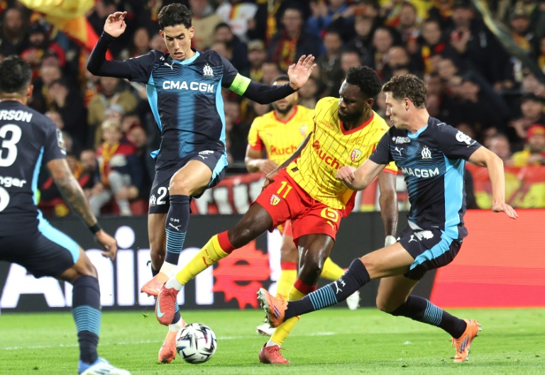 Le défenseur marseillais Benjamin Pavard (d) fait une faute sur l'attéquant lensois Odsonne Edouard, le 25 octobre 2025 au stade Bollaert
