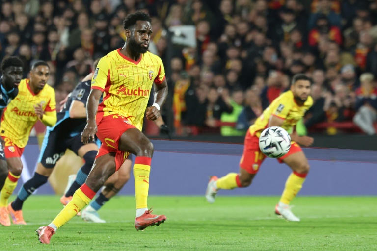 Odsonne Edouard inscrit un penalty pour Lens face à Marseille, le 25 octobre 2025 au stade Bollaert