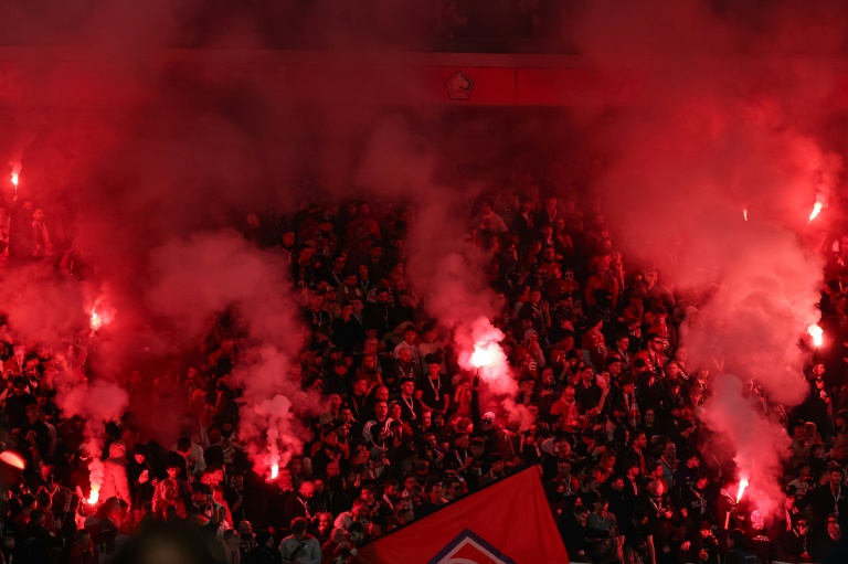 Fumigènes allumés par les supporters de Lille lors du derby contre Lens, le 4 avril 2026 au stade Pierre-Mauroy