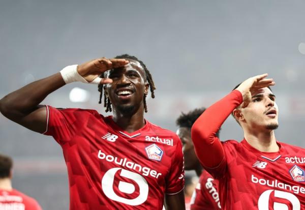 Les Lillois Ngal'Ayel Mukau (g) et  Matias Fernandez-Pardo après le troisième but inscrit contre Lens lors du derby, le 4 avril 2026 au stade Pierre Mauroy