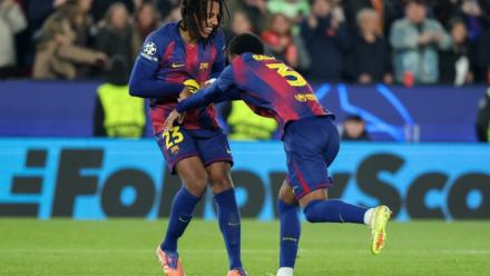 Le défenseur français du Barça Jules Koundé (à gauche) lors du match de ligue des champions contre Francfort, le 9 décembre 2025