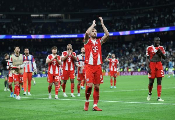 Les joueurs du Bayern Munich, Harry Kane en tête, communient avec leurs supporters à l'issue de leur victoire contre le Real Madrid au stade Santiago-Bernabeu, le 7 avril 2026 