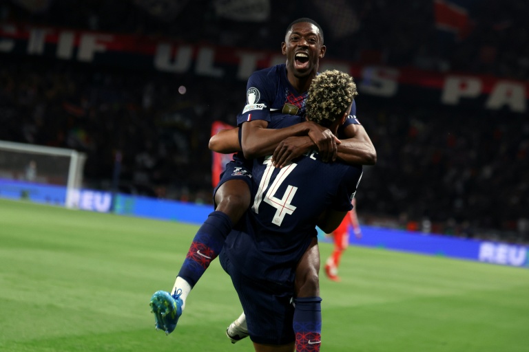 Ousmane Dembélé, auteur d'un doublé, dans les bras de Désiré Doué lors de la victoire 5-4 contre le Bayern Munich lors de la demi-finale aller de Ligue des champions, le 28 avril 2026 au Parc des Princes