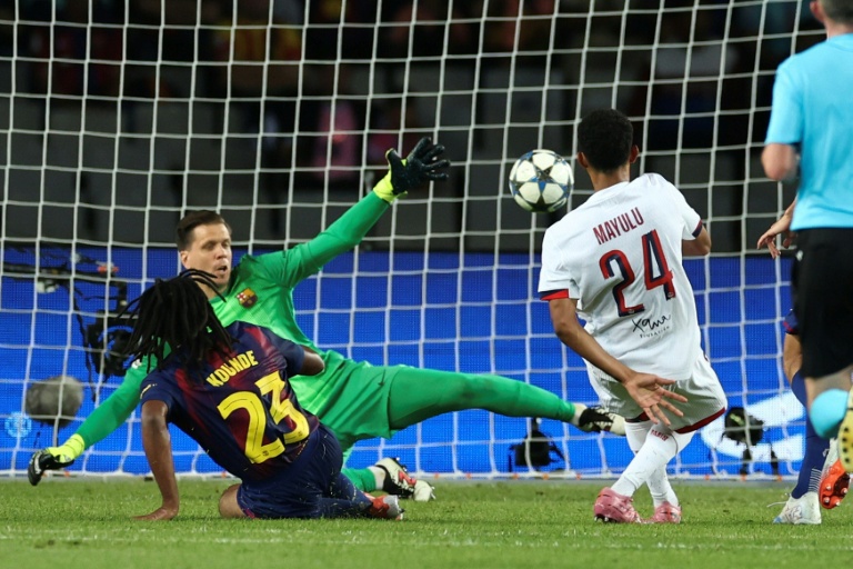 Senny Mayulu (N24) marque le but du Paris SG mercredi soir à Barcelone en Ligue des champions.