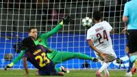Senny Mayulu (N24) marque le but du Paris SG mercredi soir à Barcelone en Ligue des champions.
