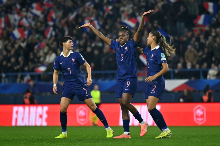 Melvine Malard (bras levés) a lancé les Bleues contre l'Allemagne mais un match nul les élimine en demi-finale de la Ligue des nations, le 28 octobre 2025 à Caen