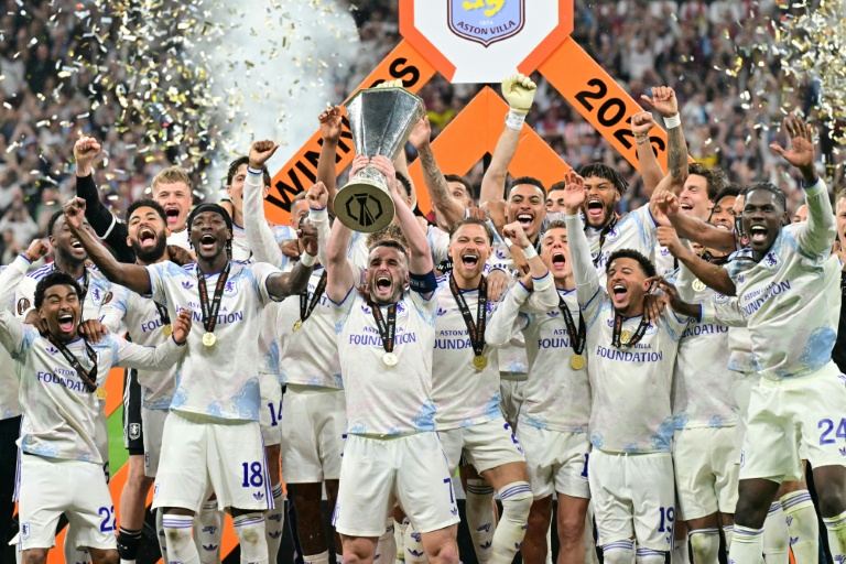Le capitaine d'Aston Villa John McGinn soulève le trophée de la Ligue Europa après la victoire des Anglais en finale contre Fribourg mercredi à Istanbul.