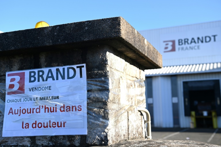 Devant l'usine Brandt de Vendôme, dans le Loir-et-Cher, le 15 décembre 2025