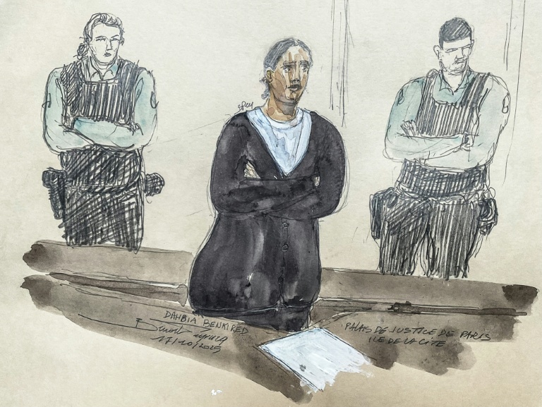 Croquis d'audience du 17 octobre 2025 montrant Dahbia Benkired lors de son procès pour le meurtre de Lola, à la cour d'assises de Paris