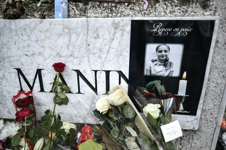 Des fleurs déposées devant l'immeuble dans lequel résidait Lola, 12 ans, dont le corps a été découvert dans une malle dans le 19e arrondissement à Paris, le 20 octobre 2022