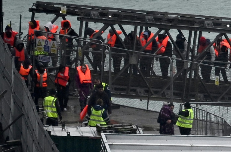 Des migrants arrêtés alors qu'ils tentaient de traverser la Manche sont débarqués à Douvres, dans le sud-est de l'Angleterre, le 9 février 2025