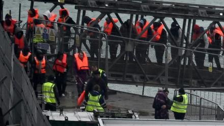 Des migrants arrêtés alors qu'ils tentaient de traverser la Manche sont débarqués à Douvres, dans le sud-est de l'Angleterre, le 9 février 2025