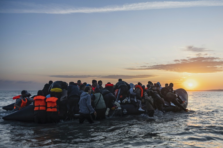 Des migrants embarquent pour une tentative de traversée de la Manche le 29 juillet 2025 au large de la plage de Gravelines, en France