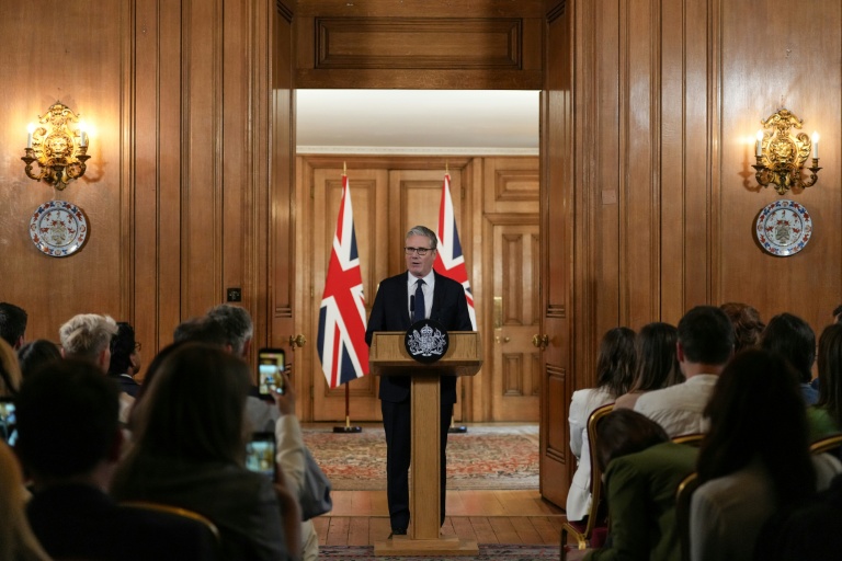 Le Premier ministre britannique Keir Starmer s'exprime lors d'une conférence de presse à Londres le 15 juin 2026