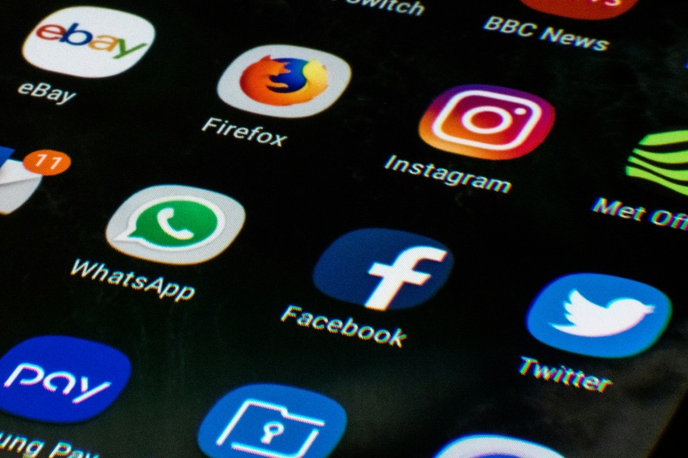 Le Royaume Uni va interdire l'accès des réseaux sociaux aux moins de 16 ans
