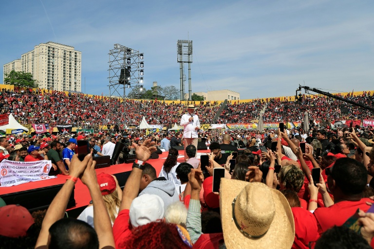 Le président brésilien Lula, candidat à sa réélection, s'adresse à ses soutiens dans un stade à Sao Bernardo do Campo (sud-est), le 16 août 2026