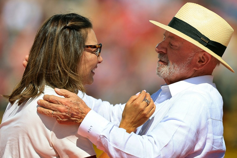 Le président brésilien Lula (d), candidat à sa réélection, et son épouse Rosangela da Silva lors du lancement de la campagne du leader de gauche, à Sao Bernardo do Campo (sud-est), le 16 août 2026