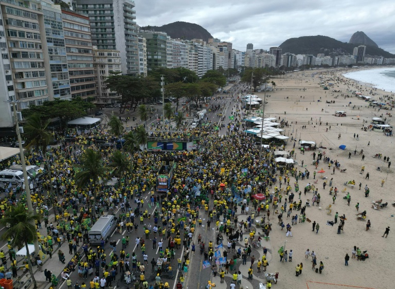 Vue aérienne du meeting du candidat à la présidentielle brésilienne Falvio Bolsonaro sur la plage de Copacabana, à Rio de Janeiro, le 16 août 2026 