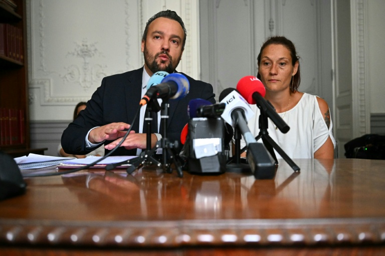 L'avocat Pierre Debuisson et la mère de Rosa, une enfant de 10 ans, qui accuse Jérôme B. de viol, lors d'une conférence de presse, le 9 juin 2026 à Toulouse